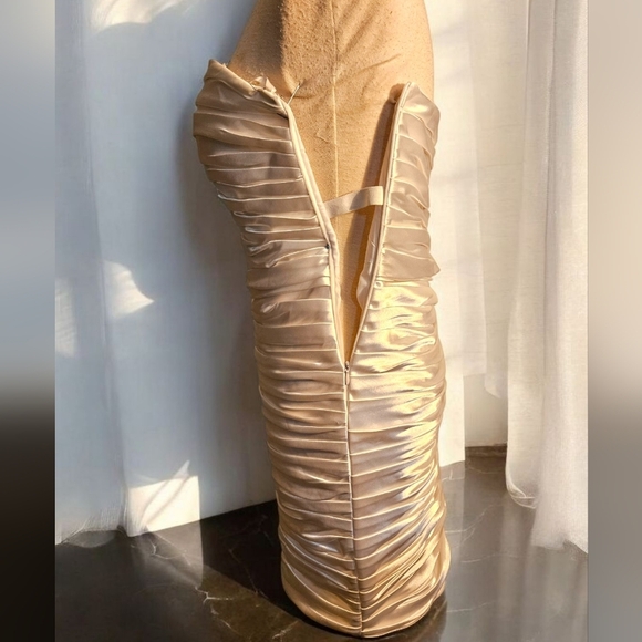 Elegant White Gathered Strapless Mini Satin Dress. Size 6. Beach Wedding - Picture 4 of 10